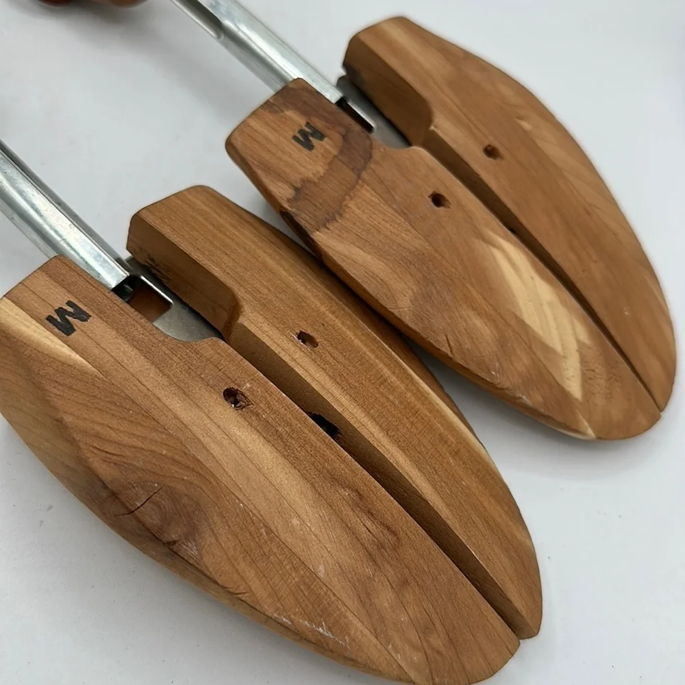 Split-toe cedar shoe tree pair, size M